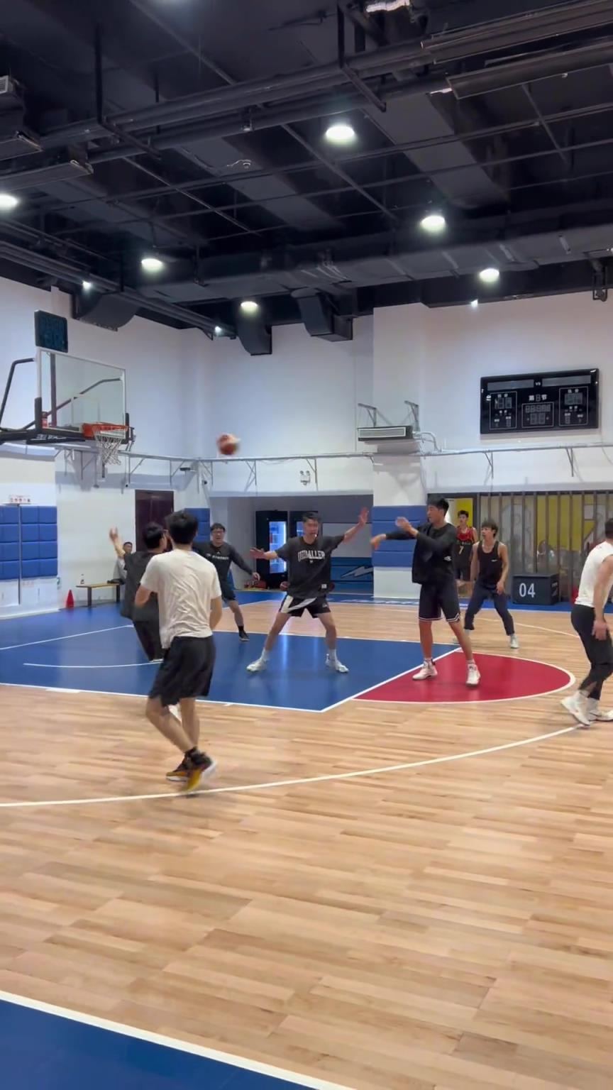 對手回家后：老婆，我今天在野球場匹配到巔峰馬刺隊了！