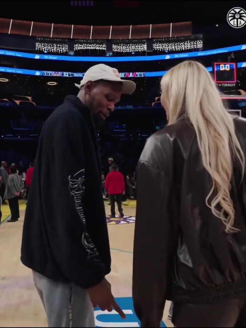 小帥這氣質！杜蘭特與庫里教妹布林克擁抱，眼睛好像一直偷瞟布林克大長腿