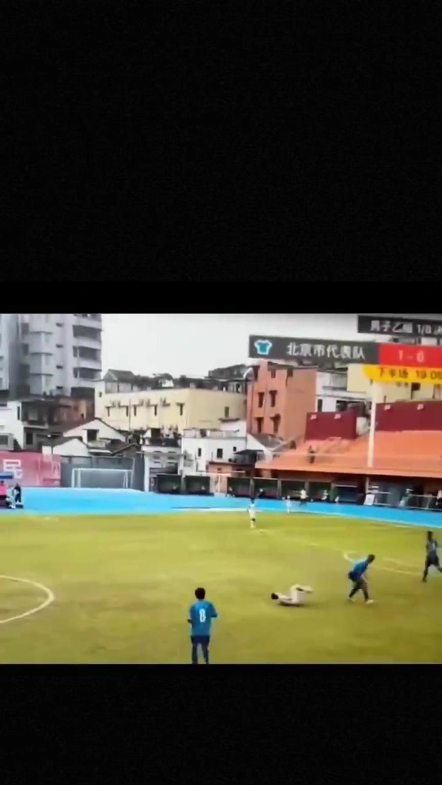 太可怕了！全運會驚現(xiàn)殺人足球，球員將對手直接踢骨折