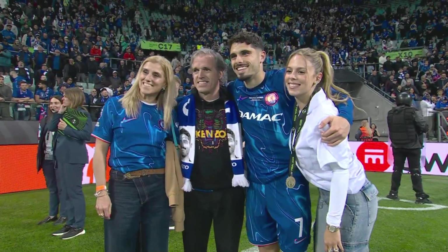 內(nèi)托好福氣！奪冠后高顏值女友來(lái)合照，身材相當(dāng)哇塞！