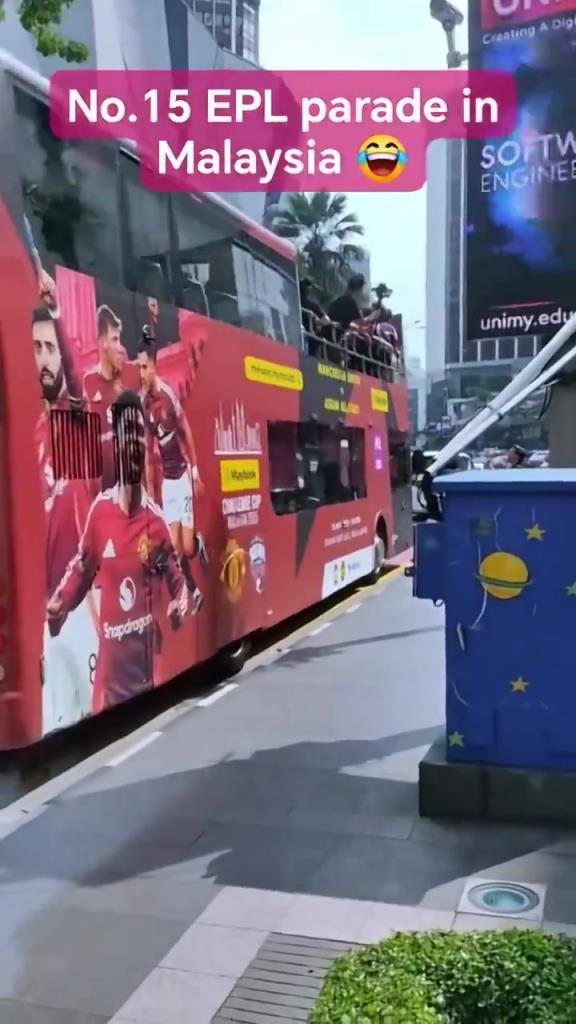 游街示眾？曼聯(lián)在馬來(lái)西亞街頭大巴游行，球迷笑噴