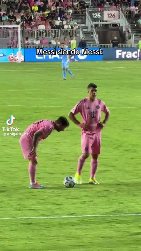 哈哈！梅西擺任意球偷偷往前挪被裁判抓包