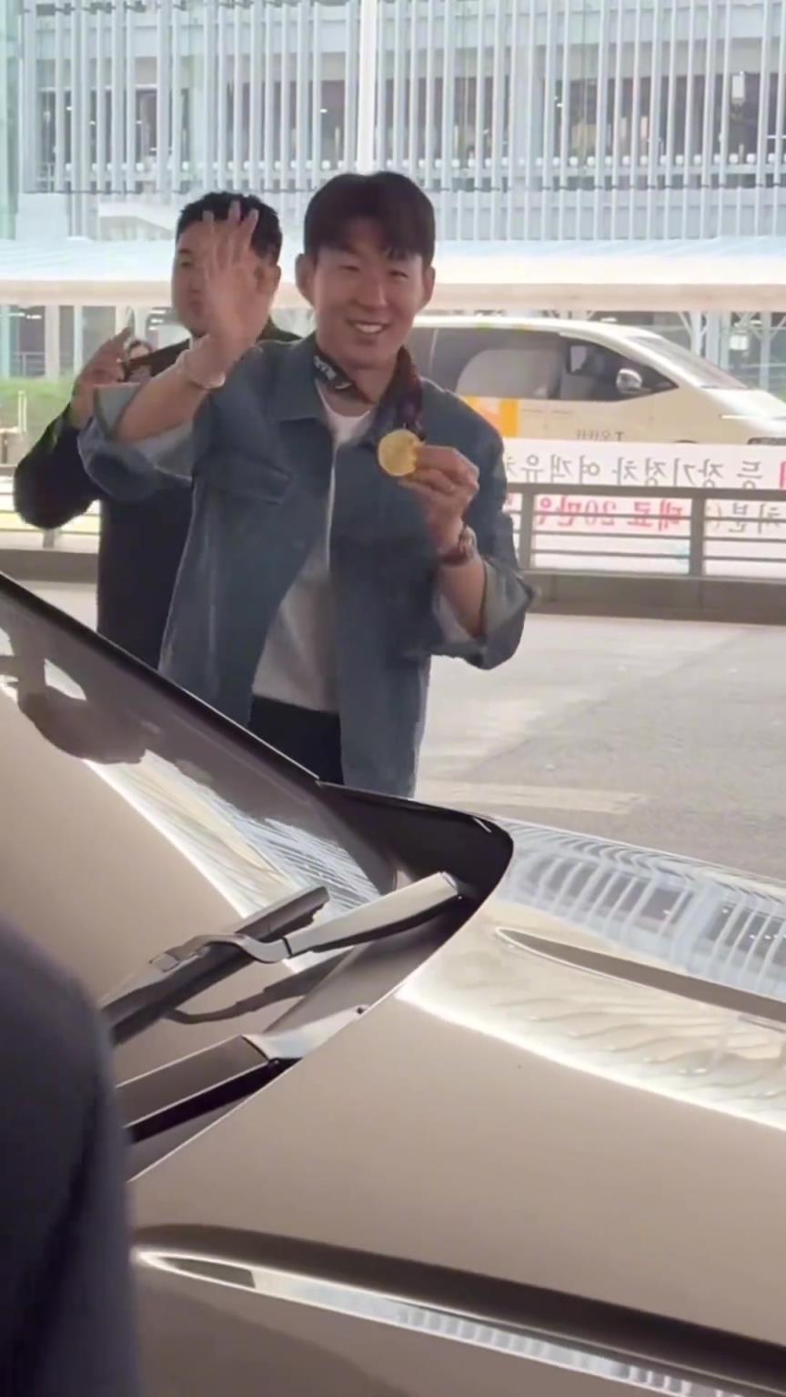 衣錦還鄉(xiāng)！孫興慜返回韓國(guó)，眾多女球迷讓其把歐聯(lián)獎(jiǎng)牌戴上