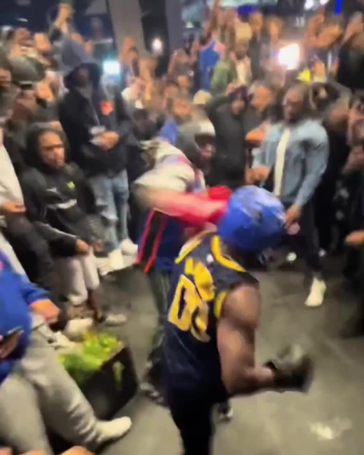 這不比場上好看？尼克斯&步行者球迷賽后直接1v1拳擊