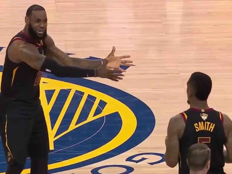 名場面！JR搶下關(guān)鍵籃板沒看表，老詹質(zhì)問JR為何傳球