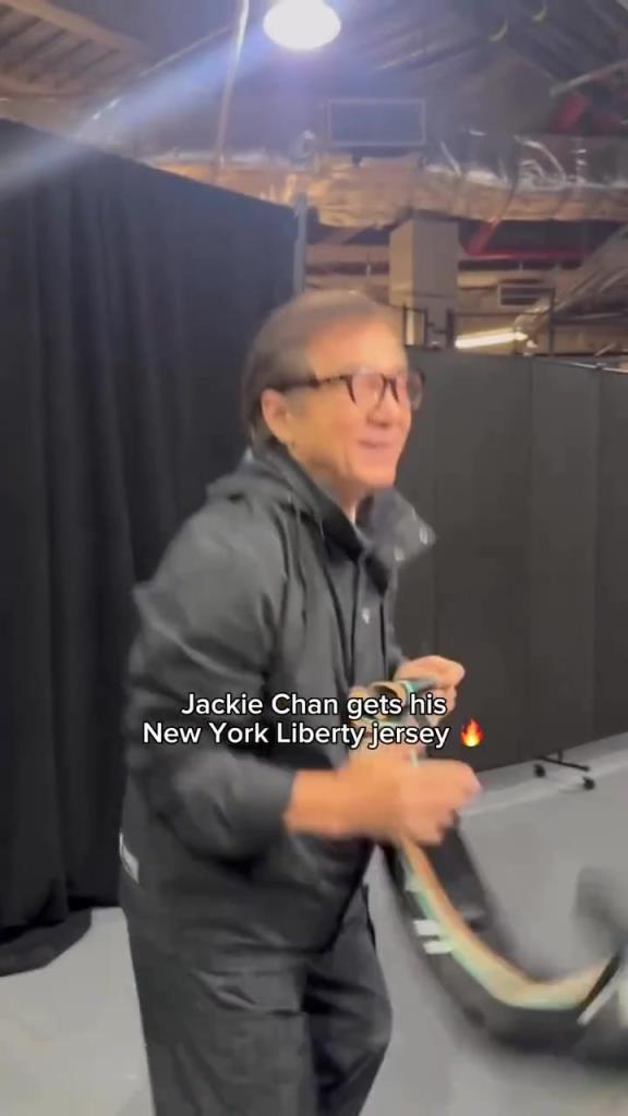 肌肉記憶！成龍這幾下空氣運(yùn)球像是進(jìn)了家具城