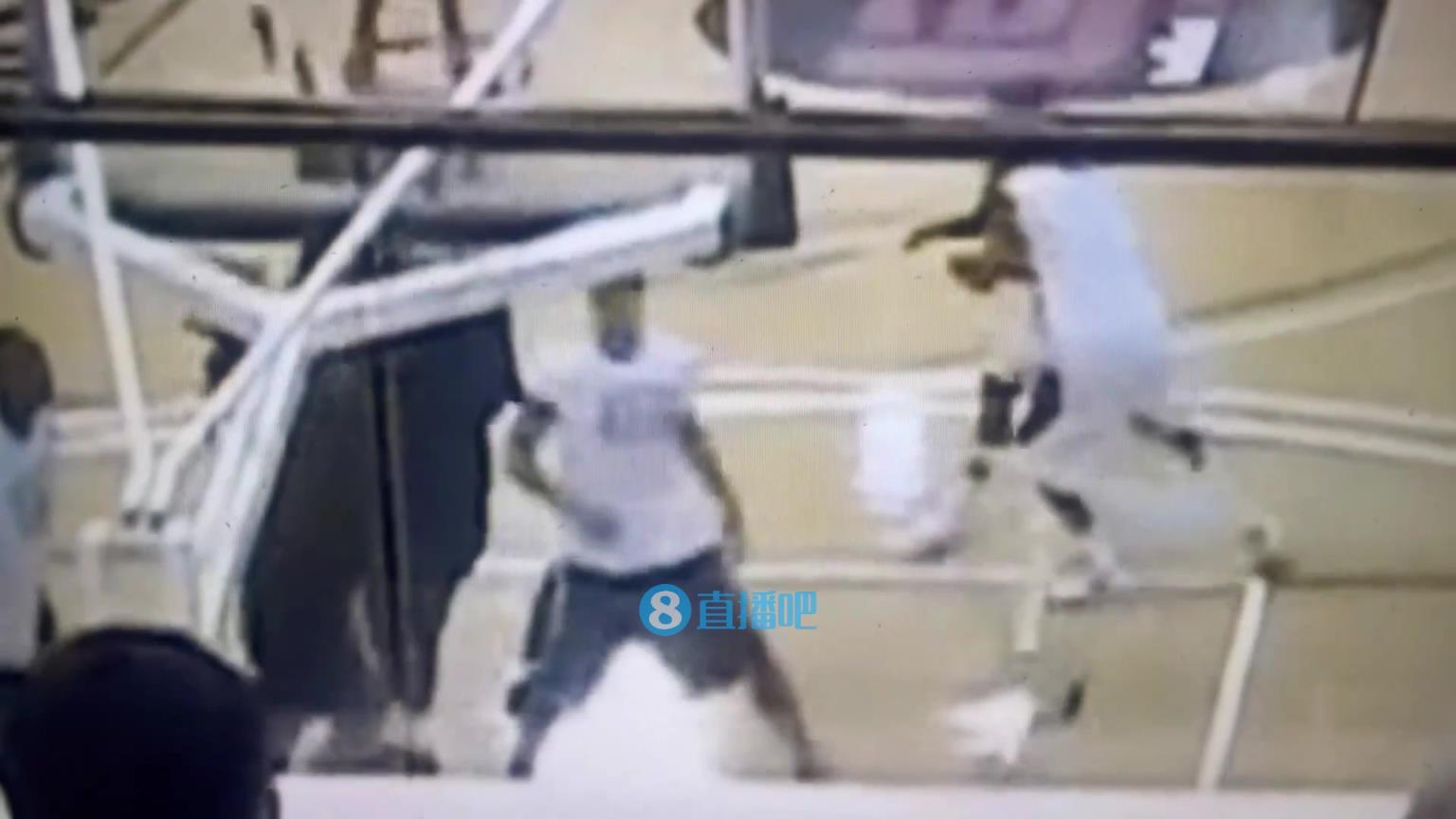 引熱議！美媒翻舊賬：當(dāng)年詹姆斯被大學(xué)生隔扣，耐克沒收了錄像帶