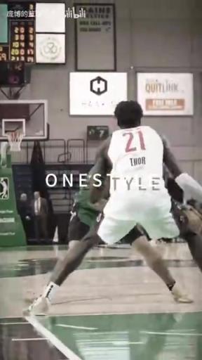 正統(tǒng)美式后衛(wèi)！JD戴維森炒菜后低手合球，對抗上籃打進(jìn)！