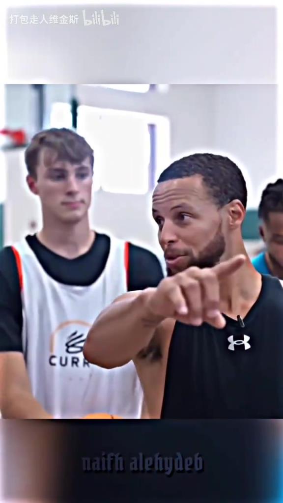 庫里：其實(shí)這個暴扣是我教的！當(dāng)弗拉格出現(xiàn)在庫里的訓(xùn)練營！