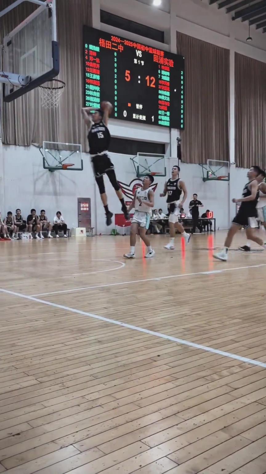 起來就扣??！現(xiàn)在的初中生都這么打球的嗎