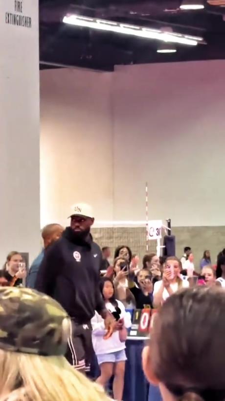 什么是巨星??！詹姆斯現(xiàn)身排球場(chǎng)被小球迷包圍 這就是行走的流量