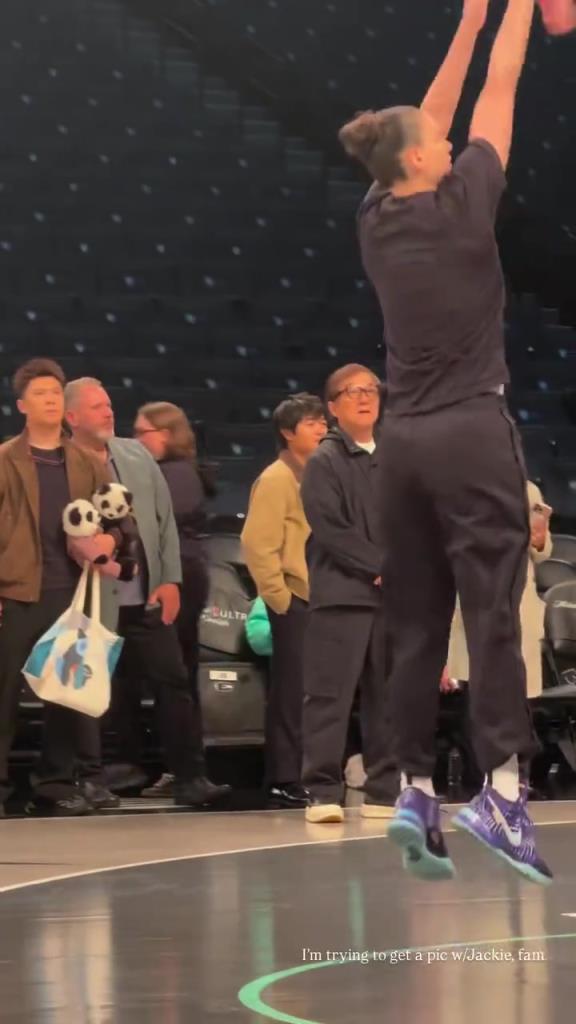 71歲成龍現(xiàn)身巴克萊中心看女籃比賽：她們投籃怎么那么準(zhǔn)?。?！