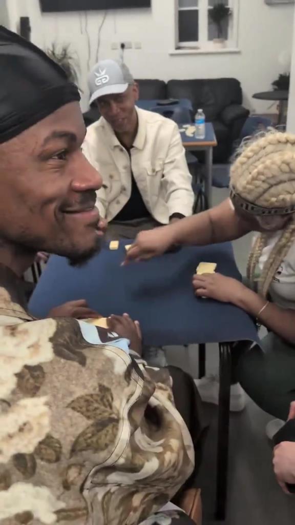 想找到巴特勒很簡(jiǎn)單，因?yàn)樗辉诨@球場(chǎng)，就在棋牌室